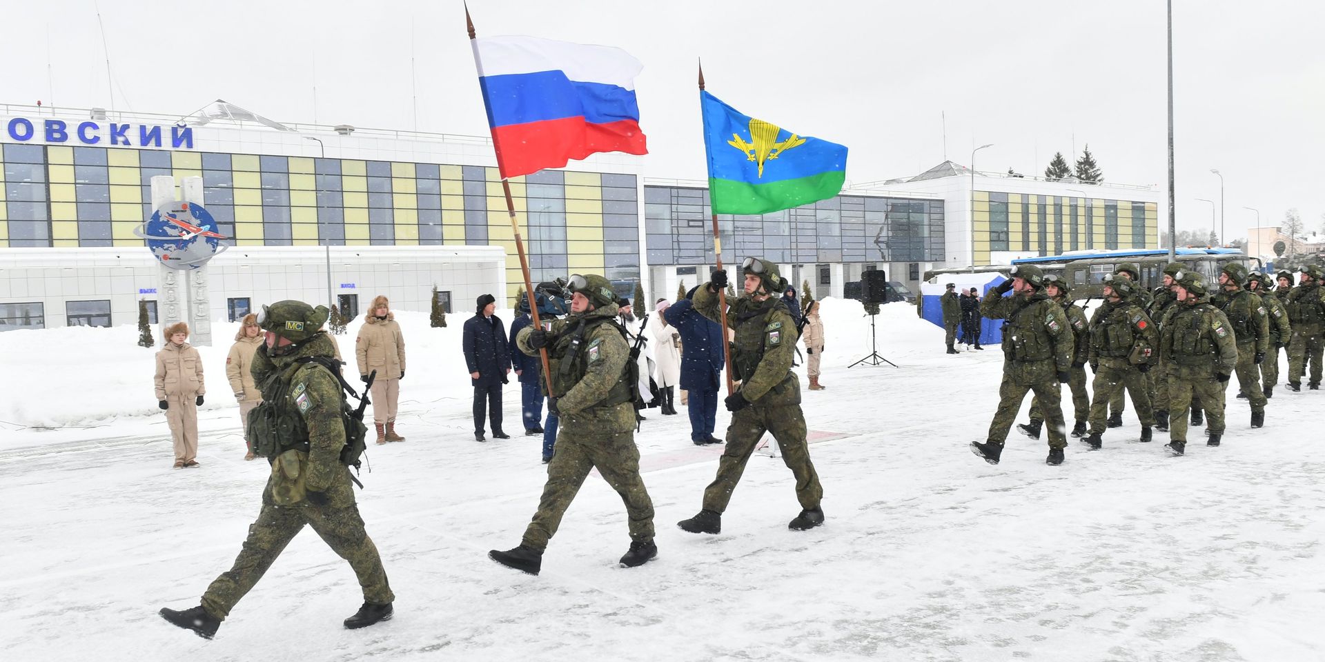 Прилет российских миротворцев из Казахстана на аэродром Чкаловский - ИноСМИ, 1920, 16.01.2022