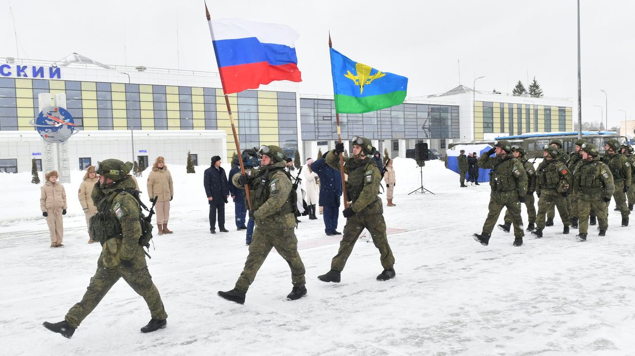 Прилет российских миротворцев из Казахстана на аэродром Чкаловский