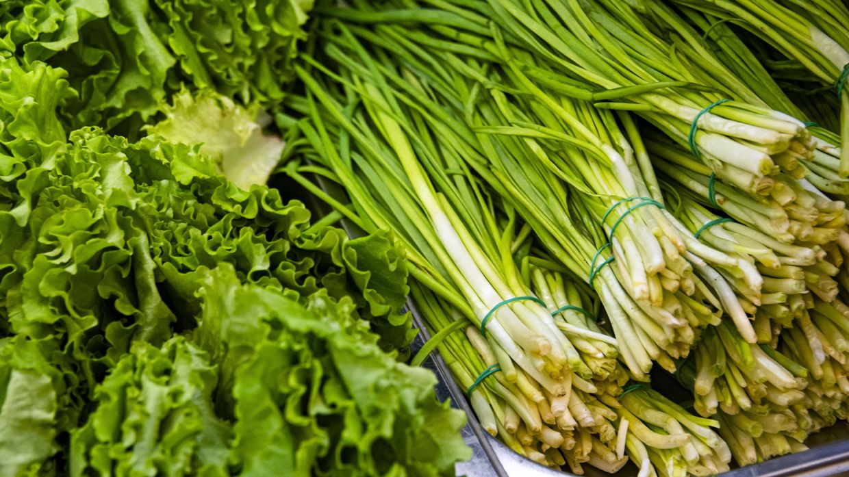 Продажа зелени в супермаркете